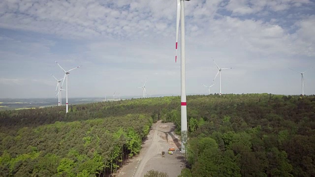 空中跟踪拍摄的德国中部风景与风力发电机视频素材