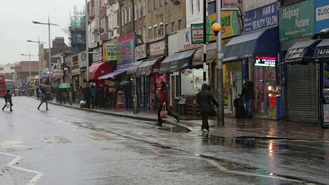 雨天WS街景/ Peckham，伦敦，英国，英国视频素材