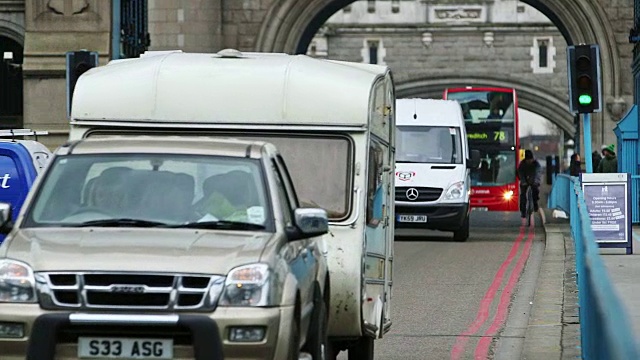 英国伦敦塔桥上的交通状况视频素材