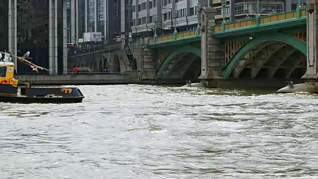 英国伦敦，Southwark Bridge下穿过泰晤士河的WS集装箱船视频素材