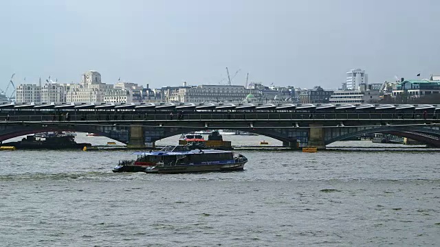 英国泰晤士河/伦敦的黑衣修士铁路桥视频素材