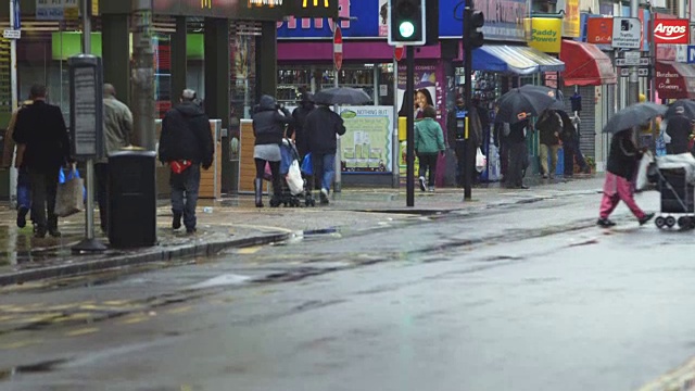 英国伦敦，雨天Peckham大街上的交通状况视频素材