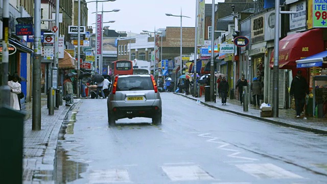 英国伦敦Peckham大街的交通状况视频素材