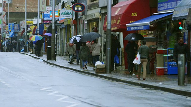 英国伦敦，雨天，Peckham大街上的行人视频素材