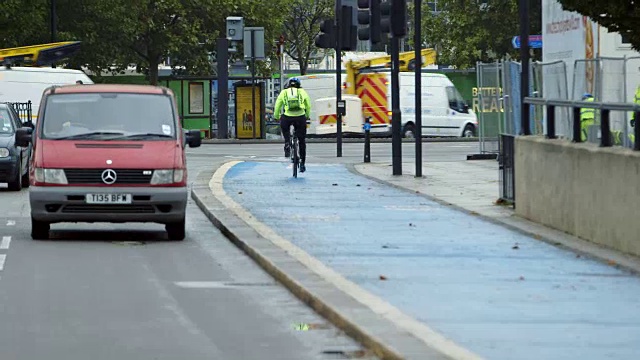 英国伦敦Dulwich / Southwark自行车道上的交通状况视频素材