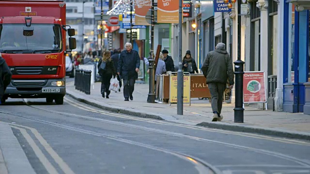 英国伦敦克罗伊登高街上的行人和交通状况视频素材