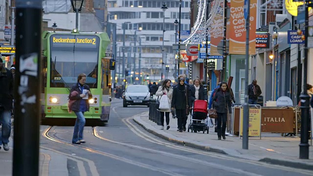 英国伦敦克罗伊登高街上的行人视频素材