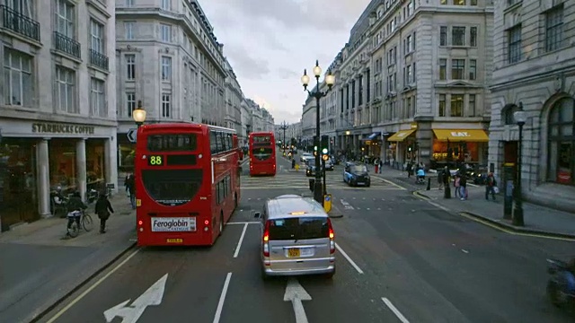 英国伦敦，双层巴士上的街景视频素材