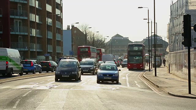 英国伦敦皇后镇路每日交通的WS街道场景视频素材