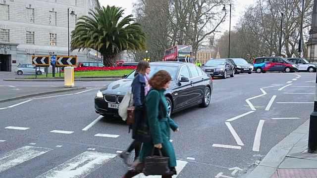 WS街道场景与交通/沃克斯豪尔桥，伦敦，英国，英国视频素材