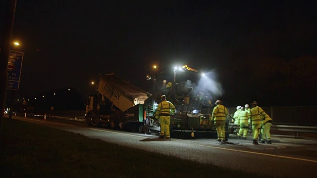 英国伦敦尼斯登高速公路夜间修路视频素材