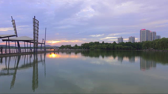 蠡湖位于无锡市蠡湖高100米的浪花景区视频素材