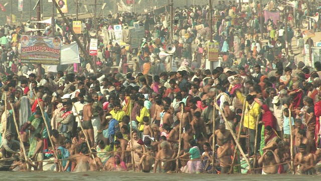 印度北方邦，阿拉哈巴德，大壶节(Kumbh Mela)，在恒河岸边，一群人在进行仪式沐浴视频素材