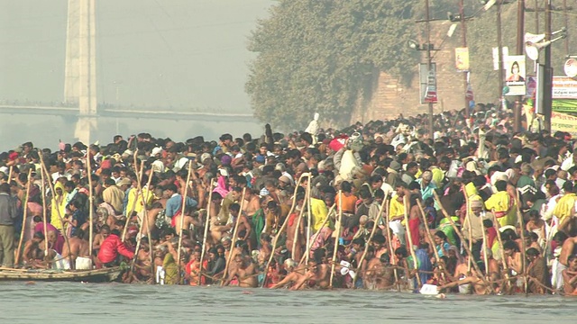 印度北方邦，阿拉哈巴德，大壶节(Kumbh Mela)，在恒河岸边，一群人在进行仪式沐浴视频素材