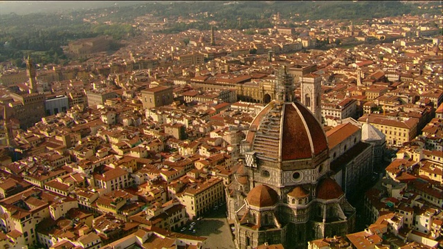 从空中近距离拍摄人们在Campanile顶部观光/驶往Santa Maria del Fiore /佛罗伦萨视频素材