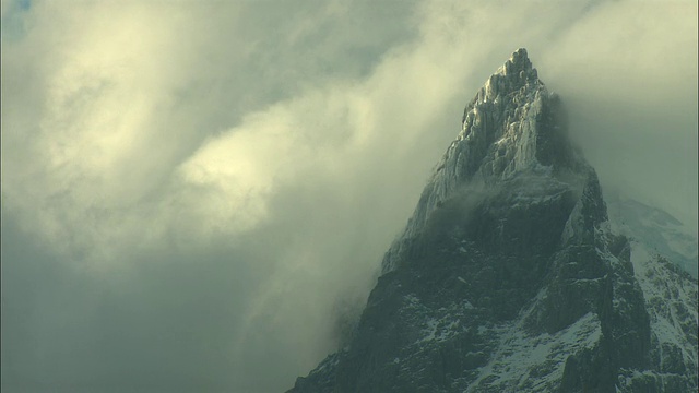 智利托雷斯潘恩国家公园，云在积雪覆盖的岩石山顶上移动视频素材