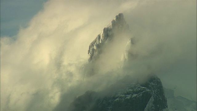 智利托雷斯潘恩国家公园，云在积雪覆盖的岩石山顶上移动视频素材