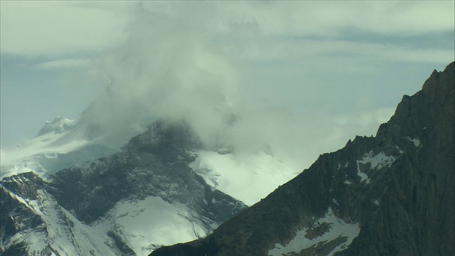 智利托雷斯潘恩国家公园，云在积雪覆盖的岩石山峰上移动视频素材