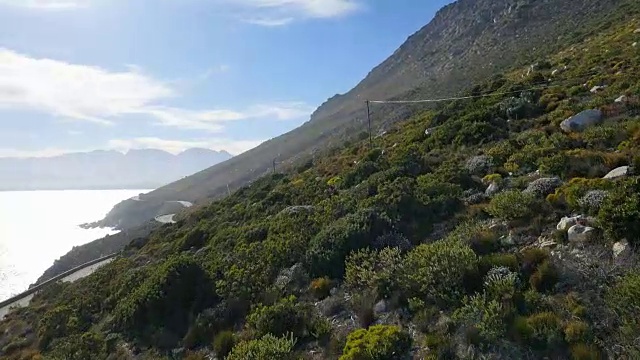 WS AERIAL在岩石，海滩和大海上拍摄，揭示山脉/克莱因蒙德，西开普，南非视频素材