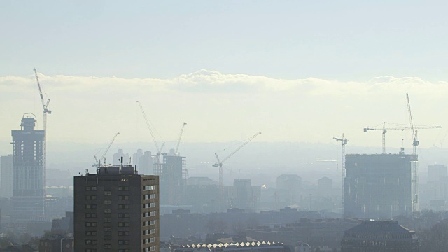 雾中建筑工地起重机的剪影/英国伦敦视频素材