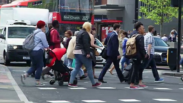 MS PAN街道场景，行人和日常交通/国王十字车站，伦敦，英国视频素材