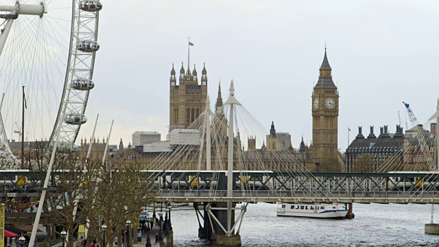 MS Hungerford Bridge和Waterloo Bridge with Houses of Parliament背景/英国伦敦视频素材