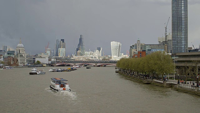 英国伦敦，泰晤士河上亨格福德桥和滑铁卢桥附近的WS游船视频素材