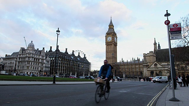 英国，英国，伦敦，威斯敏斯特市的交通与大本钟的背景视频素材