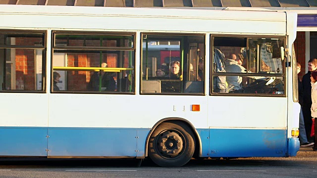 英国伦敦，MS Bus到达Epping地铁站入口视频素材