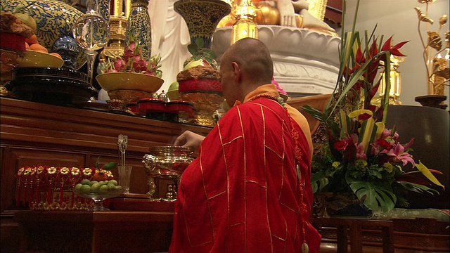 在新加坡陀巴庙祥林寺的圣坛上祈祷的和尚视频素材