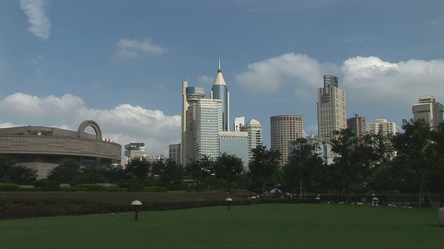 WS TU摩天大楼/ TU ZO WS Skyline with park in front /中国上海视频素材