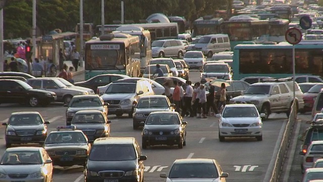 HA WS高峰时段繁忙的十字路口/中国深圳视频素材