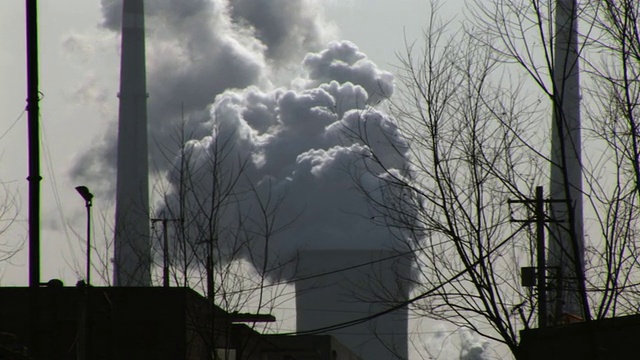 MS Smoke rising from large Smoke stack/ ZO WS建筑和树木的背景/北京，中国视频素材