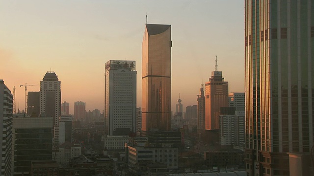 MS Modern building at sunset/ ZO WS Skyline/天津，中国视频素材