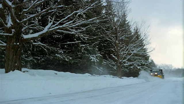 宽抛锅拖车犁积雪的道路/佛蒙特州视频素材