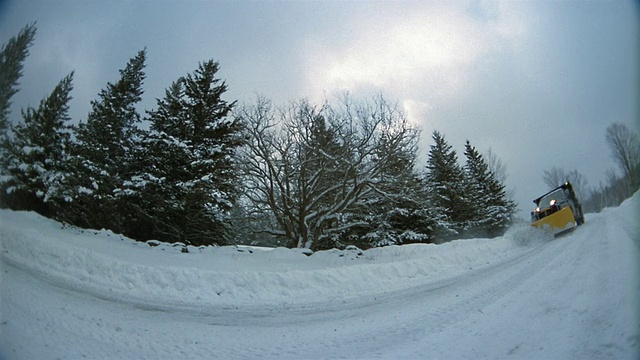 宽镜头盘鱼眼视图的卡车犁积雪的道路/佛蒙特州视频素材