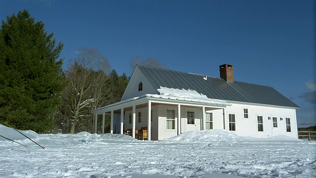 广角男孩越野滑雪队和教练滑雪通过小屋/佛蒙特州视频素材