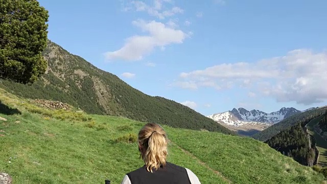 女性徒步旅行者跟随踪迹进入山区景观视频素材