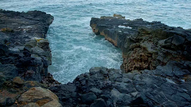 夏威夷考艾岛，黎明的海浪撞击熔岩岩视频素材