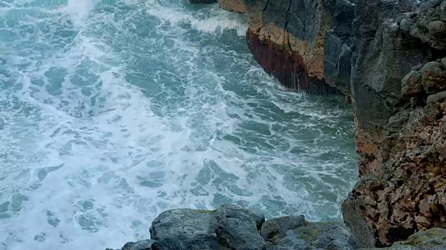 夏威夷考艾岛，黎明的海浪撞击熔岩岩视频素材