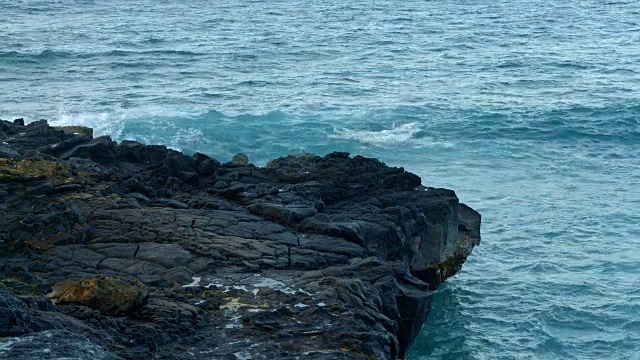 黎明的波浪冲击着夏威夷考艾岛3号熔岩岩视频素材