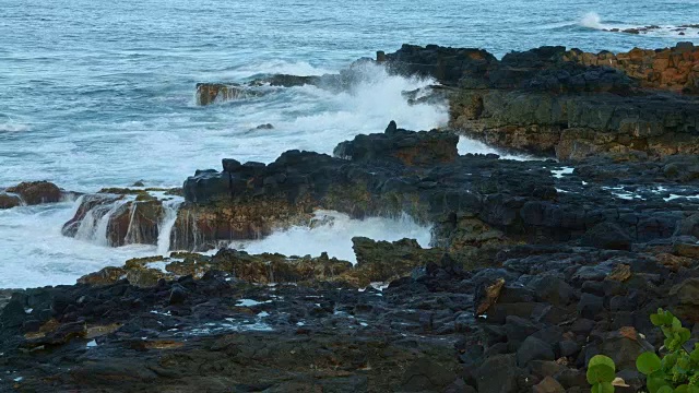 夏威夷考艾岛，黎明的海浪冲击着熔岩岩视频素材