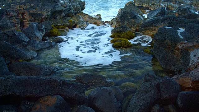 夏威夷考艾岛的黎明波浪视频素材