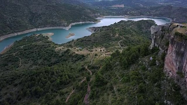 日落时分在山上飞翔视频素材