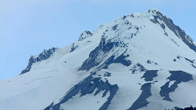 仍然下雪的山顶和轻海市蜃楼从热融化的胡德泉森林俄勒冈州喀斯喀特山脉视频素材