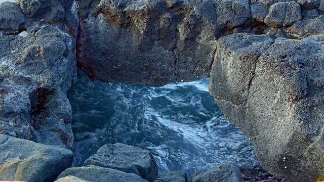 海浪冲过夏威夷考艾岛附近的洞穴视频素材