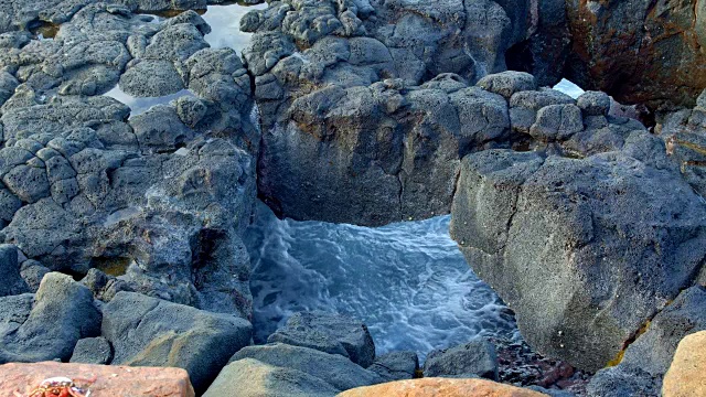 海浪冲击着夏威夷考艾岛的洞穴视频素材