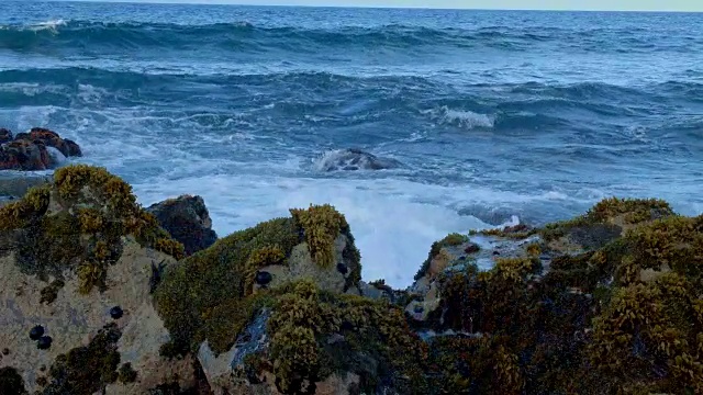 海浪冲击着夏威夷考艾岛的潮汐池视频素材