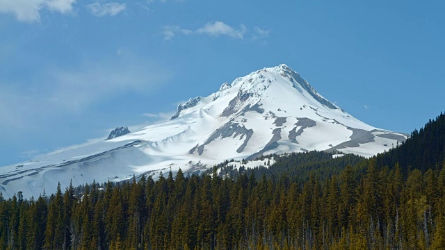 白雪皑皑的山峰和常绿森林与阴影的时间，胡德山春森林俄勒冈喀斯喀特山脉视频素材