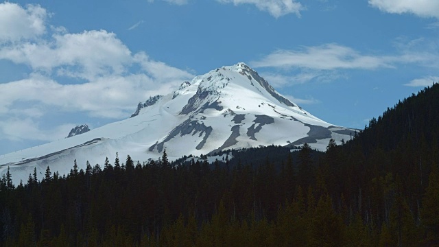 灯光在白雪皑皑的胡德山、俄勒冈州的喀斯喀特山脉的山峰上跳舞视频素材